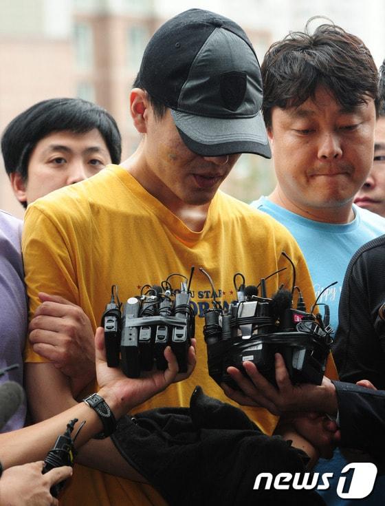 본문 이미지 - 인천모자살인범 정 모씨가 24일 오후 인천지방법원에서 영장실질검사를 마친 후 인천남부경찰서로 이송되고 있다. 범인 정씨&#40;29세&#41;는 23일 어머니와 형을 살해한 범행 일체를 자백하고 시신 유기 장소를 진술했다. 인천남부경찰서는 24일 오전 7시50분쯤 경북 울진군 서면 소광리 야산에서 실종자 장남 정모&#40;32&#41;씨로 추정되는 시신을 발견했다고 밝혔다.2013.9.24/뉴스1 © News1 신창원 기자