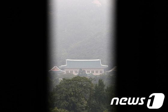 본문 이미지 - 서울 세종로에서 바라본 청와대.2013.9.24/뉴스1 © News1   이광호 기자