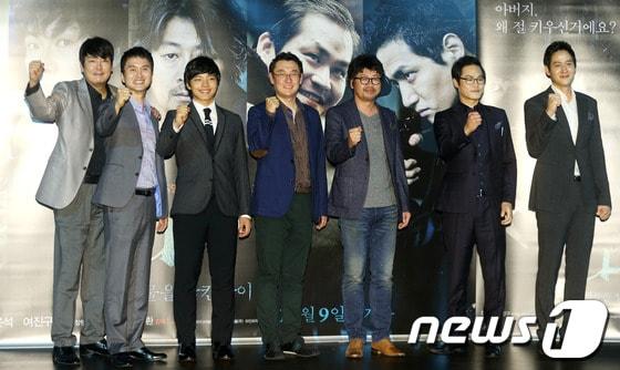 본문 이미지 - 24일 오후 서울 동대문 메가박스에서 열린 영화 '화이 : 괴물을 삼킨 아이'(감독 장준환) 언론시사회에서 주연배우들이 포즈를 취하고 있다.다섯 명의 범죄자 아버지 밑에서 자란 소년 화이의 이야기를 그린 영화 '화이 : 괴물을 삼킨 아이'는 10월 9일 개봉될 예정이다. 2013.9.24 /뉴스1 © News1   (서울=뉴스1)