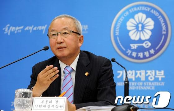 본문 이미지 - 현오석 부총리 겸 기획재정부 장관이 24일 오후 세종특별자치시 어진동 정부세종청사에서 열린 2014 정부 예산안 공식 브리핑에서 모두발언을 하고 있다. 2013.9.24/뉴스1 © News1   김용빈 기자