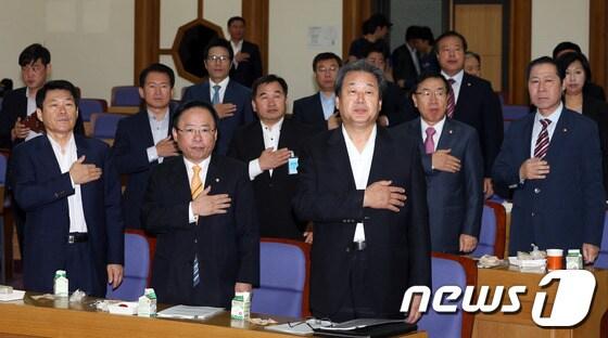 본문 이미지 - 김무성 의원을 비롯한 새누리당 의원들이 25일 오전 서울 여의도 국회 의원회관에서 열린 &#39;새누리당 근현대 역사교실&#39; 모임에서 국민의례를 하고 있다. 이날 모임에서는 허동현 경희대학교 한국현대사연구원장이 &#39;일제 강점 시기 역사교과서 서술의 쟁점과 문제&#39;를 주제로 강연했다. 2013.9.25/뉴스1 © News1 허경 기자