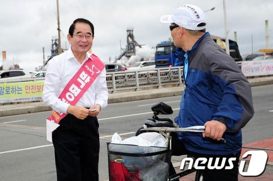 본문 이미지 - 10.30포항남ㆍ울릉 재선거를 40여일 앞둔 25일 박명재 새누리당 예비후보가 형산강 교차로에서 출근길 시민들에게 지지를 호소하고 있다.2013.9.25/뉴스1 © News1 최창호 기자