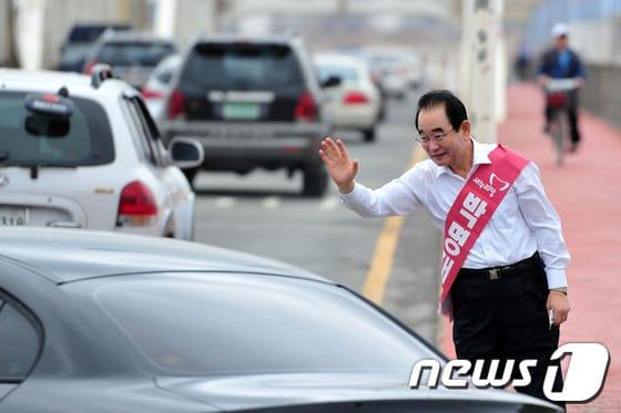 본문 이미지 - 포항 남·울릉 재선거 박명재 새누리당 예비후보가 지난 9월29일 형산강 교차로에서 출근길 시민들에게 지지호소 인사를 하고 있다. © News1 
