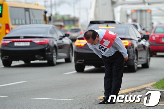 본문 이미지 - 10.30포항남ㆍ울릉 재선거를 40여일 앞둔 25일 김순견 새누리당 예비후보가 형산강 교차로에서 출근길 시민들에게 지지를 호소하고 있다.2013.9.25/뉴스1 © News1   최창호 기자