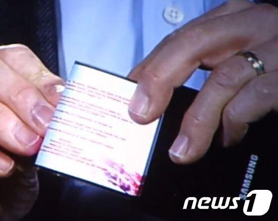 본문 이미지 - 올 초 미국에서 열린 세계 최대 가전쇼 CES에서 삼성전자가 휘어지는 디스플레이를 선보였다.© News1  