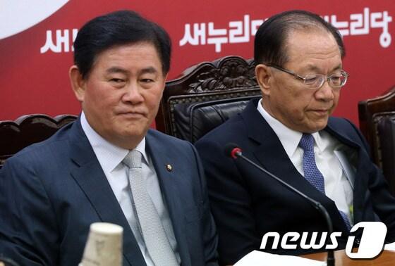 본문 이미지 - 황우여 새누리당 대표와 최경환 원내대표가 25일 오전 서울 여의도 당사에서 열린 시·도당 위원장 회의에서 굳은 표정을 보이고 있다. 황 대표는 이날 회의에서 국회선진화법 개정 논란과 관련, 