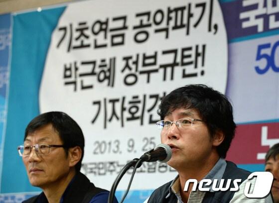 본문 이미지 - 신승철 민주노총 위원장&#40;오른쪽&#41;이 25일 오전 서울 중구 정동 민주노총 대회의실에서 열린 &#39;기초연금 공약 파기 박근혜 정부 규탄 민주노총 투쟁계획 발표 기자회견&#39;에 자리해 모두발언을 하고 있다.민주노총은 이날 회견문을 통해 
