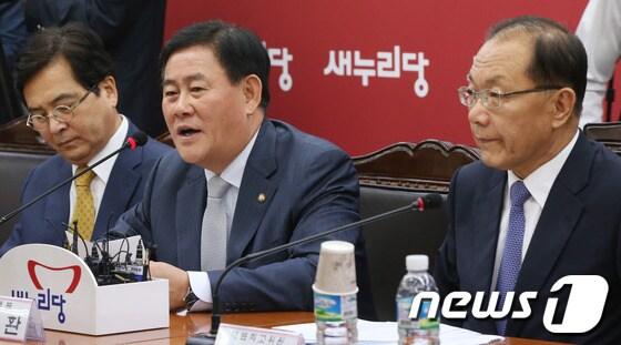 본문 이미지 - 최경환 새누리당 원내대표가 25일 오전 서울 여의도 당사에서 열린 시·도당 위원장 회의에서 모두 발언을 하고 있다. 최 원내대표는 이날 회의에서 민주당의 국가정보원 개혁안에 대해 