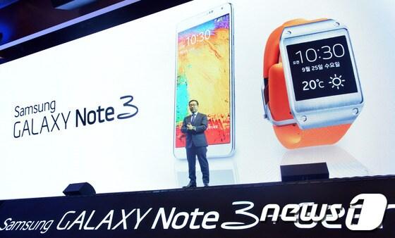 본문 이미지 - 이돈주 삼성전자 무선사업부 전략마케팅실장이 25일 오전 서울 삼성전자 서초사옥에서 프리미엄 스마트폰 갤럭시 노트3와 웨어러블 스마트 기기 갤럭시 기어를 소개하고 있다. 2013.9.25 머니투데이/뉴스1 © News1   &#40;서울=뉴스1&#41;