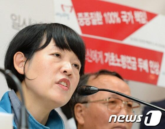 본문 이미지 - 김경자 민주노총 부위원장(왼쪽)이 지난달 25일 오전 서울 종로구 통인동 참여연대 느티나무홀에서 '박근혜 정부 기초연금 공약 파기 규탄 기자회견' 중 발언하고 있다. © News1 정회성 기자