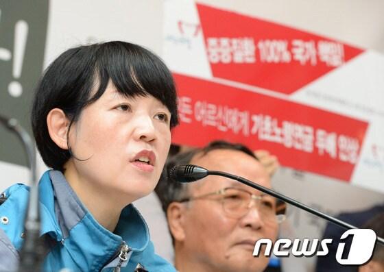 본문 이미지 - 김경자 민주노총 부위원장(왼쪽)이 25일 오전 서울 종로구 통인동 참여연대 느티나무홀에서 '박근혜 정부 기초연금 공약 파기 규탄 기자회견' 중 발언하고 있다. © News1   정회성 기자