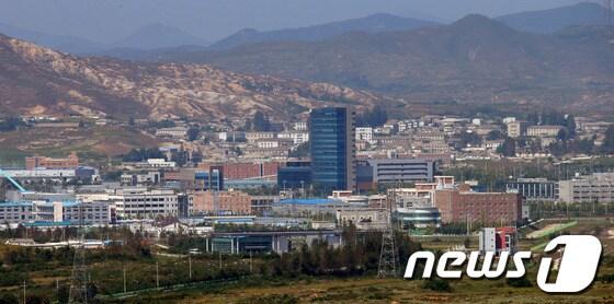 본문 이미지 - 25일 오전 경기도 파주 도라전망대에서 바라본 개성공단이 맑게 갠 하늘 아래 뚜렷하게 보이고 있다. 2013.9.25/뉴스1 © News1   한재호 기자