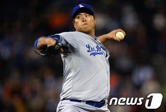 본문 이미지 - 25일(한국시간) 샌프란시스코 자이언츠와의 원정경기에 선발 등판한 류현진(LA 다저스)이 공을 뿌리고 있다. © AFP=News1 