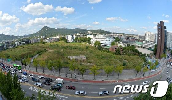 본문 이미지 - 대한항공의 7성급호텔을 비롯한 복합문화단지 건립 예정 부지인 서울 종로구 송현동 일대 전경. 주변에 풍문여고 등 여학교와 경복궁이 보인다. 2013.9.25/뉴스1 © News1   박세연 기자