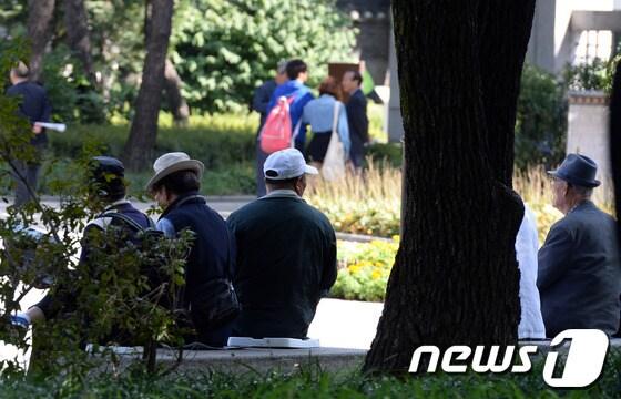 본문 이미지 - 25일 오후 서울 종로구 탑골공원을 찾은 노인들이 그늘에 앉아 휴식을 취하고 있다. 2013.9.25/뉴스1 © News1 정회성 기자
