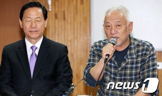 본문 이미지 - 전국 순회투쟁 이틀째를 맞은 민주당 김한길 대표가 25일 오후 경기도 수원시 파장동 파장어린이집에서 열린 민주·민생 살리기 3차 현장간담회에서 인사말을 하고 있다. 김 대표는 이날 현장간담회에서 