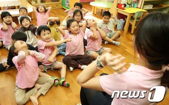 본문 이미지 - 한 어린이집에서 어린이들이 교사의 지도로 스트레칭을 하고 있다. News1 오대일 기자
