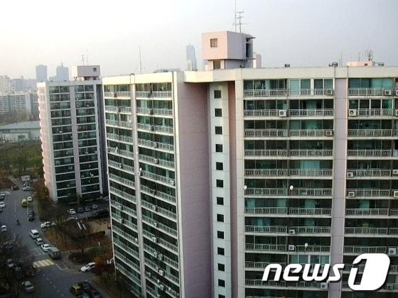 본문 이미지 - 현대산업개발이 리모델링 시공기업으로 참여하고 있는 대치2단지 아파트 © News1 임해중 