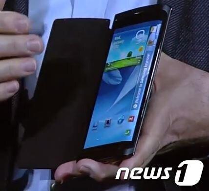 본문 이미지 - 플렉시블 디스플레이를 적용한 커브드 스마트폰 모습.&#40;삼성전자 제공&#41;© News1 