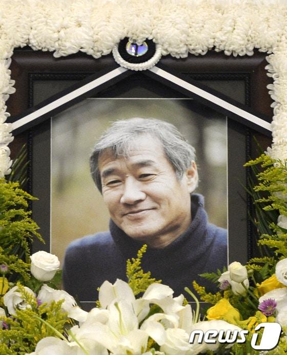 본문 이미지 - 소설가 최인호&#40;68&#41;씨가 5년간의 침샘암 투병 끝에 별세한 25일 서울 서초구 반포동 서울성모병원 장례식장에 고인의 빈소가 마련돼있다. 고인은 1963년 한국일보 신춘문예에 단편 &#39;벽구멍으로&#39;로 등단했으며 소설 &#39;별들의 고향&#39;, &#39;고래사냥&#39;, &#39;겨울나그네&#39; 등을 펴내 올해 등단 50주년을 맞았다. 2013.9.25/뉴스1 © News1   안은나 기자