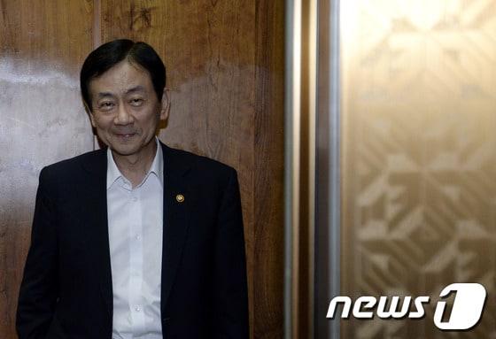 본문 이미지 - 진영 전 보건복지부 장관. 2013.9.26/뉴스1 © News1   안은나 기자