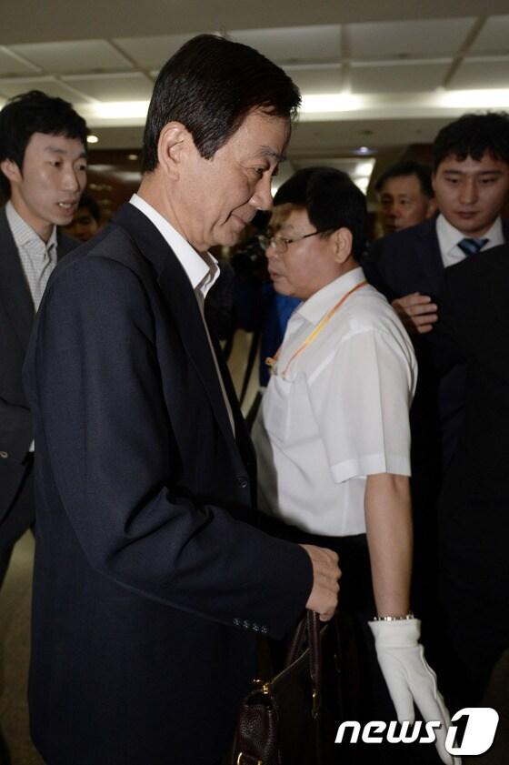 본문 이미지 - 박근혜 정부의 복지 공약 후퇴 논란과 함께 사퇴설에 휩싸인 진영 보건복지부 장관이 26일 오전 서울 종로구 계동 보건복지부로 출근하고 있다. 2013.9.26/뉴스1 © News1   안은나 기자