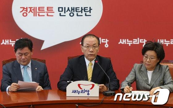 본문 이미지 - 황우여 새누리당 대표가 26일 오전 서울 여의도 국회에서 열린 최고위원회의에서 모두 발언을 하고 있다. 황 대표는 이날 회의에서 