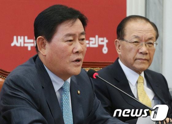 본문 이미지 - 최경환 새누리당 원내대표가 26일 오전 서울 여의도 국회에서 열린 최고위원회의에서 모두 발언을 하고 있다. 최 원내대표는 이날 회의에서 정부의 기초연금 도입과 관련한 대선 공약 후퇴 논란에 대해 