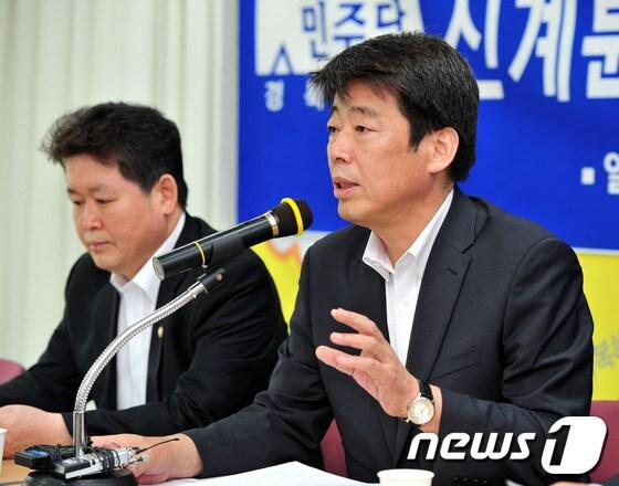 본문 이미지 - 국회 환경노동위원장인 신계륜 민주당 의원.2013.9.26/뉴스1 © News1   최창호 기자