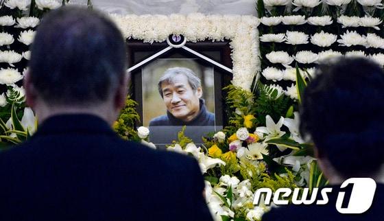 본문 이미지 - 26일 오전 고 최인호 작가의 빈소가 마련된 서울 서초구 성모병원 장례식장에 고인을 추모하는 조문객들이 애도를 표하고 있다. 최씨는 향년 68세로 침샘암 투병 중 25일 밤 별세했다. 2013.9.26/뉴스1 © News1 최영호 기자