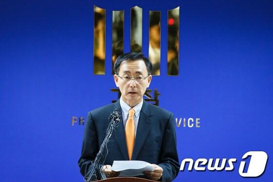 본문 이미지 - 김수남 수원지검 검사장이 26일 오후 경기도 수원지검 대회의실에서 이석기 통합진보당 국회의원 내란음모 사건 중간수사결과를 발표하고 있다.수원지검 공안부&#40;부장검사 최태원&#41;는 이날 내란선동과 내란음모, 국가보안법상 찬양고무 등의 혐의로 이 의원을 구속기소했다. 2013.9.26/뉴스1 © News1   유승관 기자