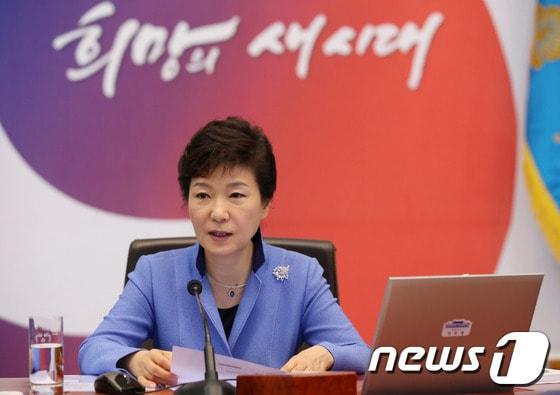 본문 이미지 - 박근혜 대통령 &#40;청와대 제공&#41; 2013.9.26/뉴스1  © News1   박철중 기자