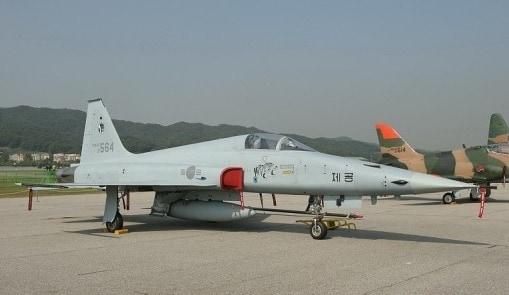 본문 이미지 - 추락한 F-5E 전투기. 사진 = 동아백과 캡쳐  © News1  