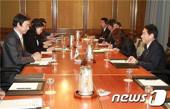 본문 이미지 - 윤병세 외교부 장관&#40;왼쪽&#41;과 기시다 후미오 일본 외무상이 26일&#40;현지시간&#41; 미국 뉴욕에서 열린 한일외교장관회담에 참석하고 있다. &#40;외교부 제공&#41; 2013.9.27/뉴스1 © News1   &#40;서울=뉴스1&#41;