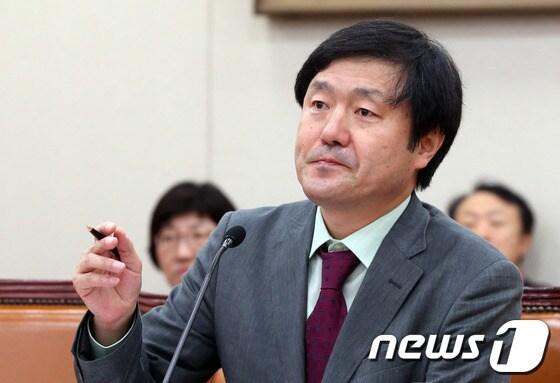 본문 이미지 - 27일 오전 서울 여의도 국회 동북아역사왜곡대책 특별위원회에서 열린 &#39;올바른 한국사 서술을 위해서&#39; 주제 공청회에서 이덕일 한가람역사문제연구소장이 발언을 하고 있다. 이 연구소장은 이날 회의에서 