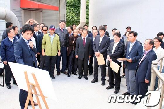 본문 이미지 - 민주당 신계륜 국회 환경노동위원장&#40;오른쪽 네번째&#41; 등 민주당 관계자들이 포항시로부터 음식물 폐수처리시설 운영에 대한 설명을 듣고 있다./최창호 기자© News1 