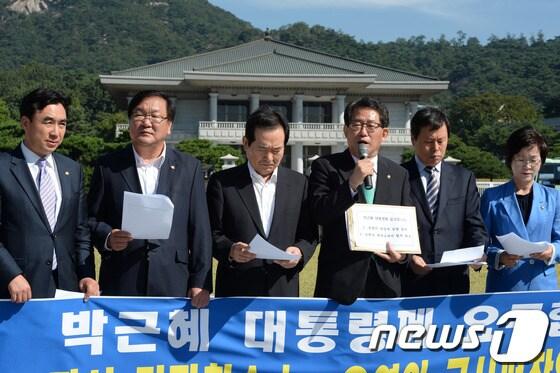 본문 이미지 - 유기홍 위원장&#40;오른쪽 세번째&#41; 등 민주당 역사교과서친일독재미화ㆍ왜곡대책위원들이 27일 오전 청와대 앞에서 &#39;교학사 교과서 검정취소 및 유영익 국사편찬위원장 임명 반대 기자회견&#39;을 열고 있다.대책위는 이날 기자회견을 마친 뒤 &#39;교학사 한국사 교과서 및 유영익 국사편찬위원장 내정자 발표에 대한 민주당 국회의원 항의의견서&#39;를 청와대에 전달했다. 2013.9.27/뉴스1 © News1 정회성 기자