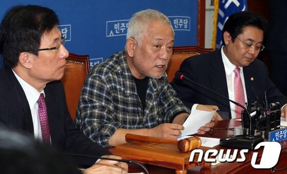 본문 이미지 - 민주당 김한길 대표가 27일 오전 서울 여의도 국회에서 열린 최고위원회의에서 모두발언을 하고 있다. 김 대표는 