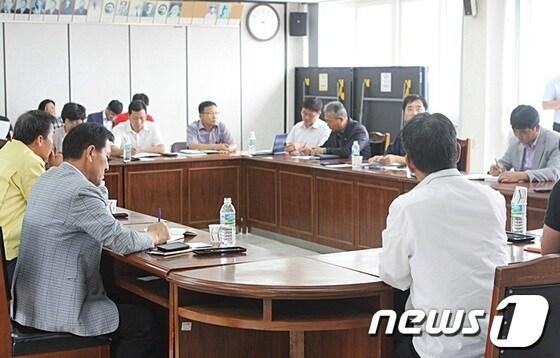 본문 이미지 - 국민권익위원회가 지난 24일 광양을 방문 진상면 청암뜰 농경지 염해피해에 대한 대책회를 개최했다.© News1서순규기자 