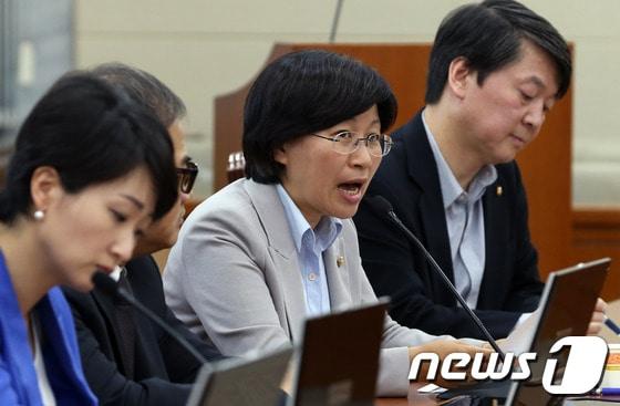 본문 이미지 - 김미희 통합진보당 의원&#40;가운데&#41;이 9월 27일 서울 여의도 국회에서 열린 보건복지위원회 전체회의에서 정부의 기초연금 방안에 대해 문제점을 지적하고 있다. © News1 송원영 기자