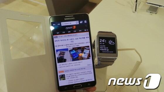 본문 이미지 - 갤럭시노트3와 갤럭시기어가 전시돼 있다.© News1  