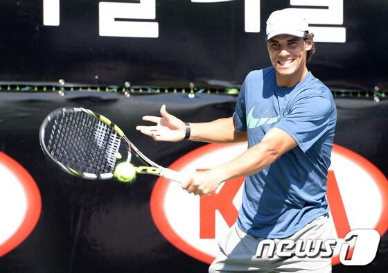 본문 이미지 - US오픈 테니스 남자단식 우승자인 라파엘 나달(세계랭킹 2위·스페인)이 27일 오후 서울 광진구 워커힐 호텔에서 원포인트 레슨과 팬 사인회를 가졌다. 나달이 테니스 꿈나무 이덕희, 박민지와 원포인트 레슨을 하고 있다. 2006년 11월 로저 페더러(5위·스위스)와의 친선경기를 위해 내한했던 나달은 7년만에 기아자동차의 초청으로 한국팬을 만나게 됐다. 이번 행사는 국내 유소년 테니스 선수들을 격려하고 국내 테니스 저변을 확대하기 위해 기획됐다. 2013.9.27/뉴스1 © News1   이동원 기자