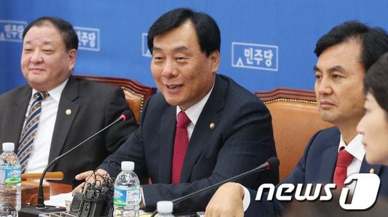 본문 이미지 - 박기춘 민주당 사무총장 겸 공천심사위원장이 27일 오후 서울 여의도 국회 민주당 대표실에서 열린 재보궐 선거 공천심사위원회 회의에서 인사말을 하고 있다. 2013.9.27/뉴스1 © News1   송원영 기자