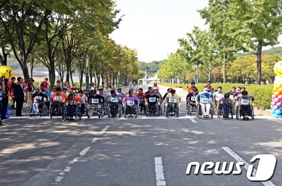 본문 이미지 - 27일 인천 남동구가 ‘제11회 두바퀴 희망 만들기 남동휠체어 단축마라톤대회’를 개최했다.© News1 