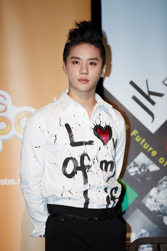 본문 이미지 - 27일 오후 4시(현지시간) 호주 지상파 채널 SBS 방송국에서 기자회견 중인 그룹 JYJ의 김준수(씨제스엔터테인먼트 제공). © News1   