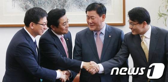 본문 이미지 - 정기국회 의사일정을 합의한 새누리당 최경환, 민주당 전병헌 원내대표가 지난달 27일 국회 운영위원장실에서 손을 잡고 있다. 왼쪽부터 민주당 정성호 원내수석부대표, 전병헌 원내대표, 새누리당 최경환 원내대표, 윤상현 원내수석부대표. 2013.9.27/뉴스1 © News1 송원영 기자