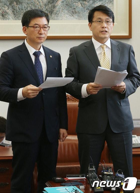 본문 이미지 - 새누리당 윤상현, 민주당 정성호 원내수석부대표가 27일 오후 서울 여의도 국회 운영위원장실에서 정기국회 의사일정 합의사항을 발표하고 있다. 2013.9.27/뉴스1 © News1   송원영 기자