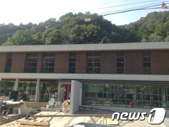 본문 이미지 - 경기 동두천시 광암동 (재)두레마을 숲속창의력학교 준공식을 앞두고 공사 마무리에 한창이다. © News1 이상휼 기자 