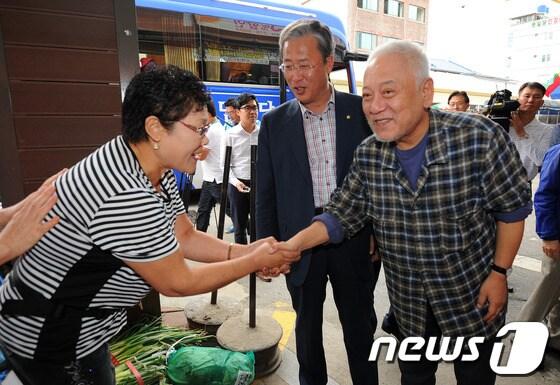 본문 이미지 - 민주주의 회복과 민생살리기 전국 순회 투쟁에 나선 김한길 민주당 대표가 28일 오전 전북 전주시 인후동 모래내 시장에서 상인들과 인사를 나누고 있다.2013.9.28/뉴스1 © News1   김대웅 기자