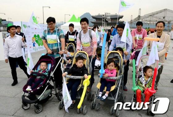 본문 이미지 - 제 2회 마더페스티벌에서 육아하는 아빠들의 온라인 모임인 '100인의 아빠단' 등 참가자들이 아빠 유모차 퍼레이드를 벌이고 있다.  2013.9.28/뉴스1